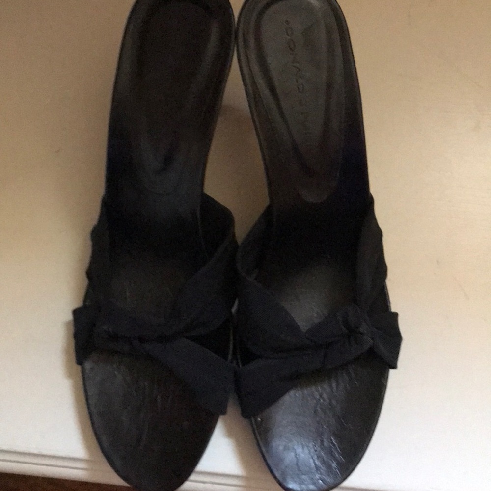 Summer heels. Mesh like knot across the toe.